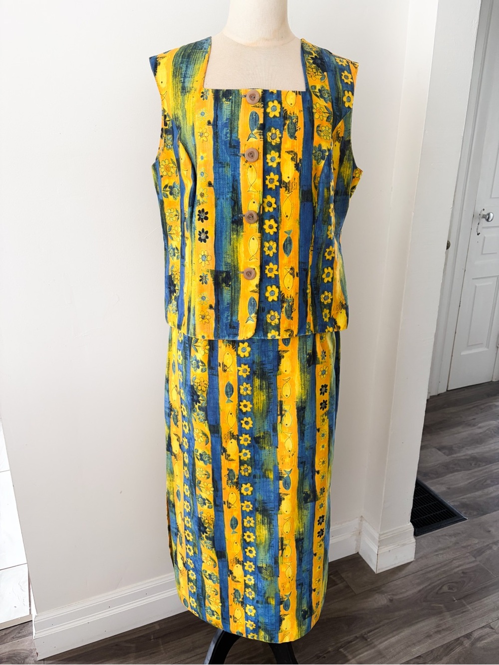 Vintage AGMIR Fish & Floral Print Maxi Skirt, Size L (32” W) – Made in Europe - Picture 12 of 12
